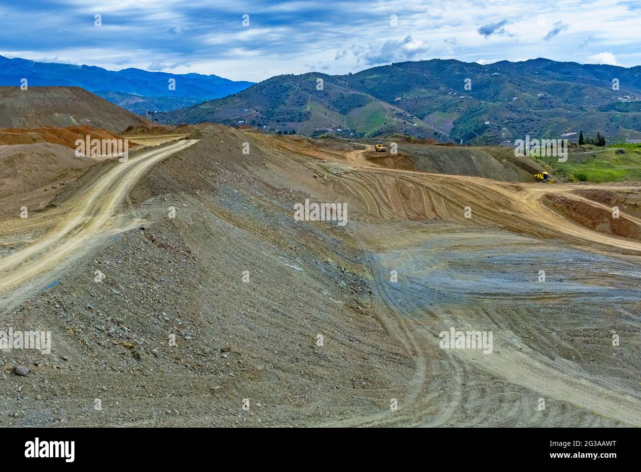 Diggers terreno di sradamento per orticoltura sopra Velez Malaga, Provincia di Malaga, Andalusia, Spagna Foto Stock