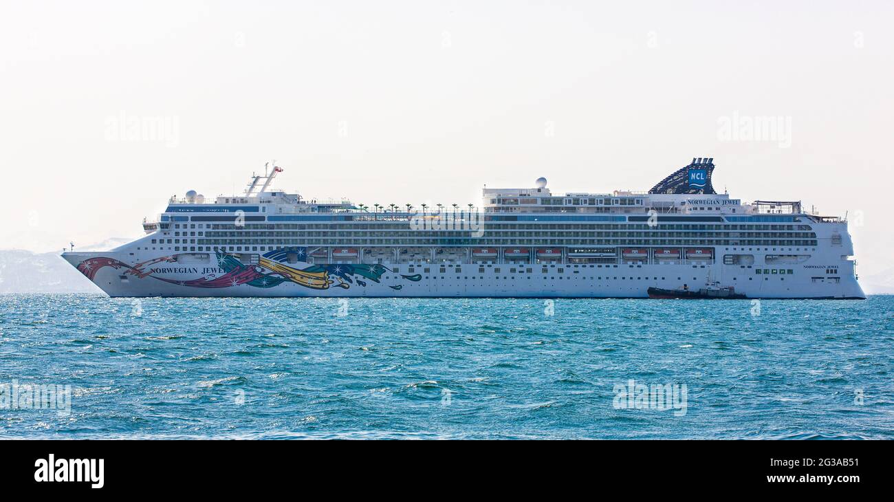 La Kamchatka, Russia - 14 Maggio 2018: grande nave da crociera "Norwegian Jewel' alla penisola di Kamchatka. Norwegian Jewel è una nave da crociera azionato da Cru norvegese Foto Stock