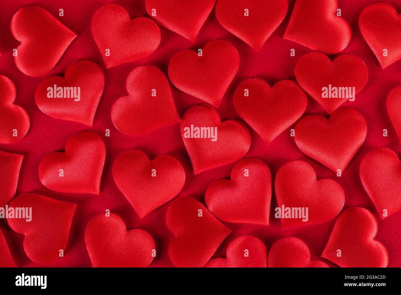 Il giorno di San Valentino molti di seta rossa sullo sfondo cuori, concetto di amore Foto Stock