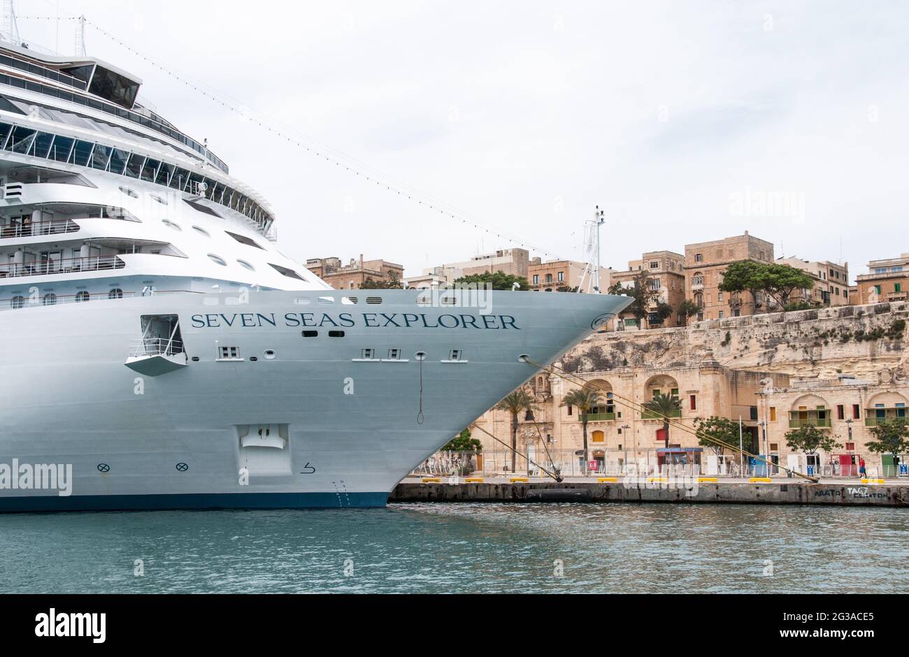 Immagine a tema marittimo - Seven Seas Explorer, ormeggiato a Grand Harbour, la Valletta, Malta Foto Stock