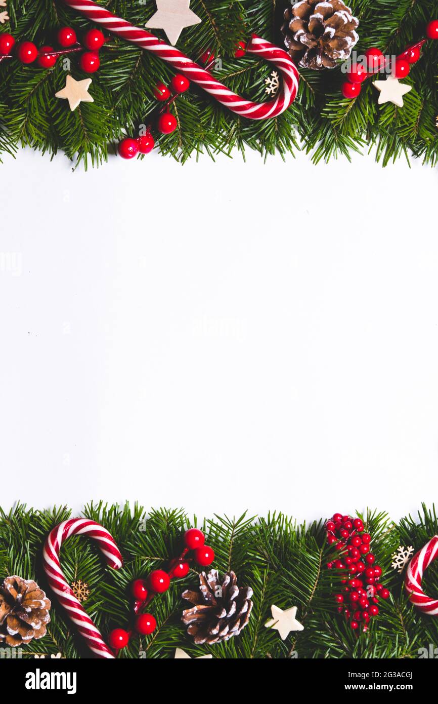 Abete naturale cornice di Natale con decorazioni isolate su sfondo bianco, spazio di copia per il testo Foto Stock