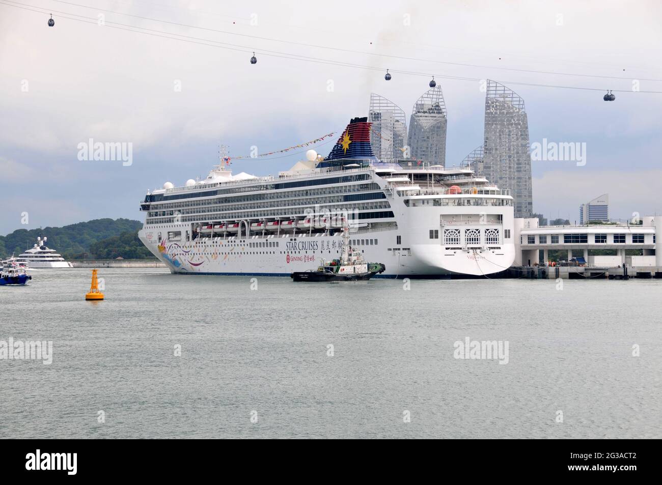 Immagine a tema marittimo - Superstar Virgo Cruse nave ormeggiata a Singapore Foto Stock