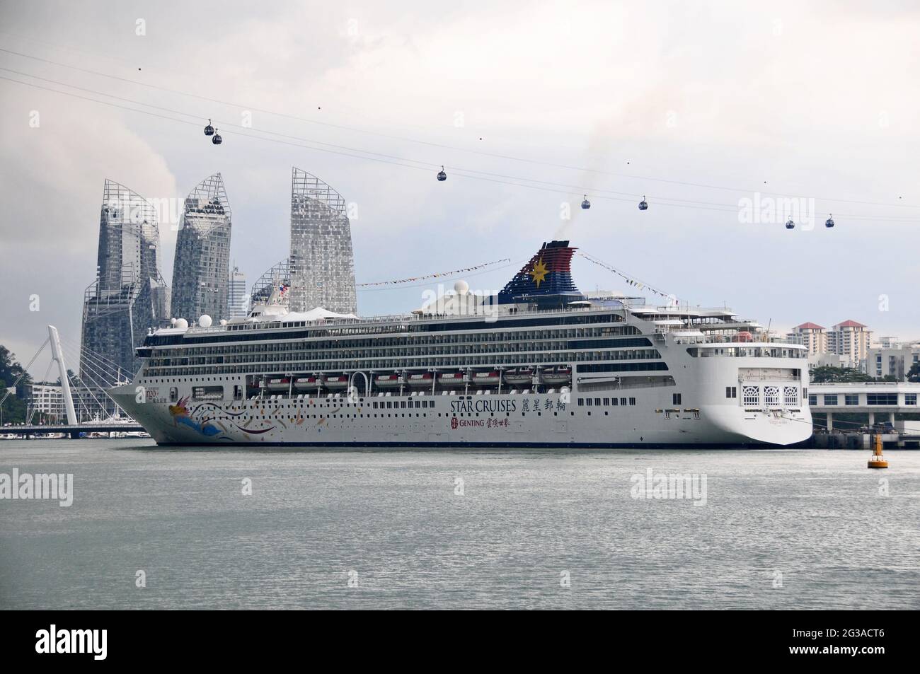 Immagine a tema marittimo - Superstar Virgo Cruse nave ormeggiata a Singapore Foto Stock