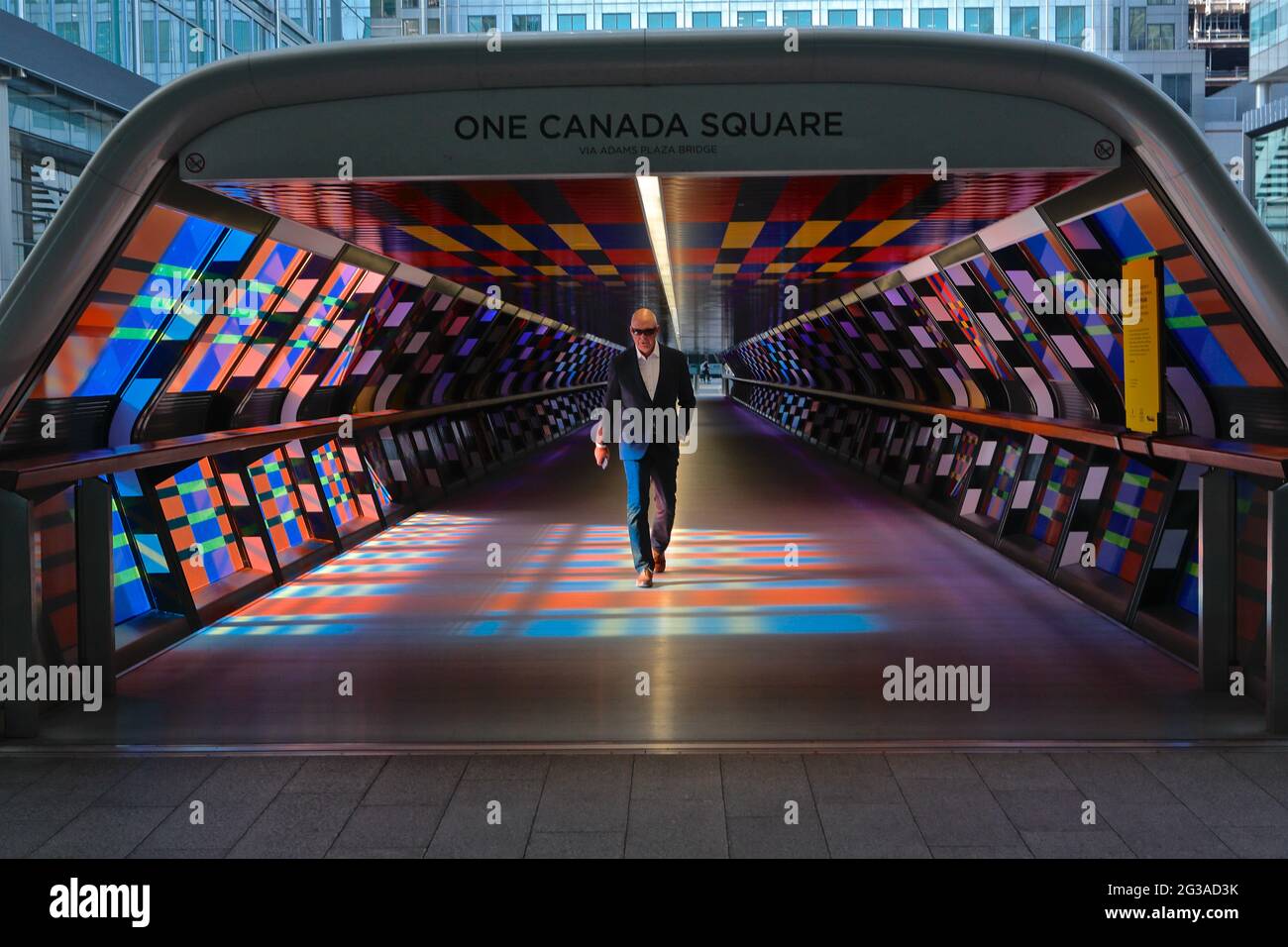 Londra (UK), 10 maggio 2021: Adams Plaza Bridge in Docklands che collega una Canada Square e Crossrail Place, sopra la Elizabeth Crossrail Line Canary Foto Stock