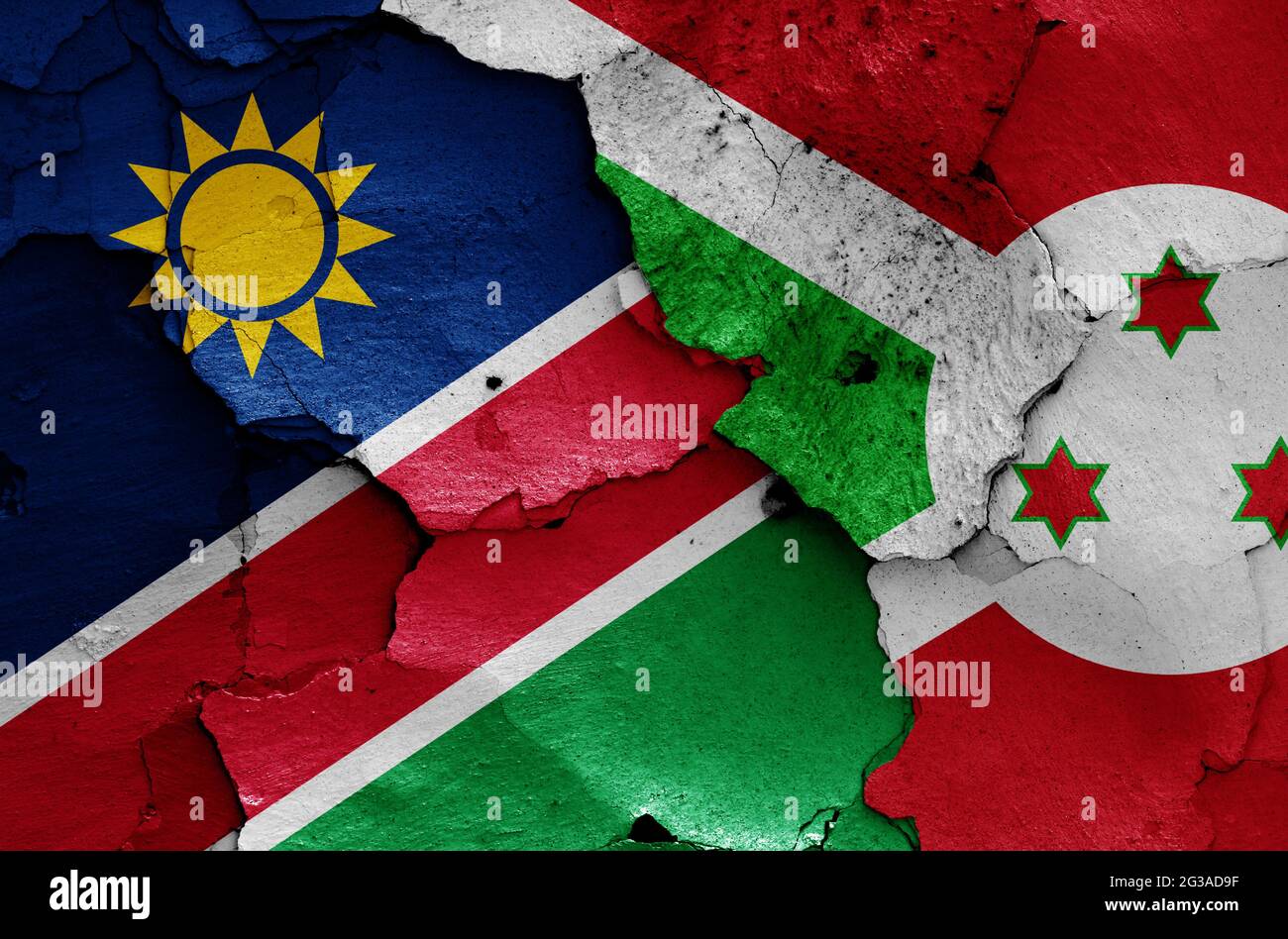 Bandiere di Namibia e Burundi dipinte su pareti fessurate Foto Stock