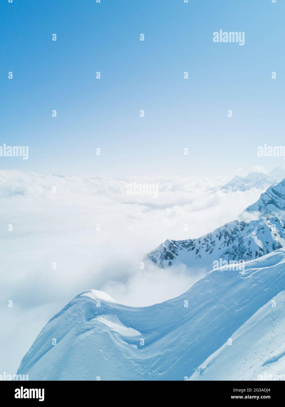 Vista panoramica del paesaggio delle alte montagne nel paesaggio invernale, Sochi, Russia Foto Stock