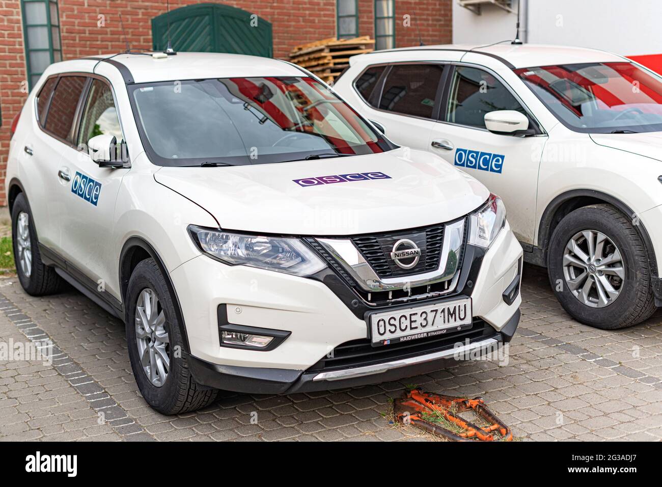 Automobili della missione OSCE nel parcheggio di strada. Foto Stock