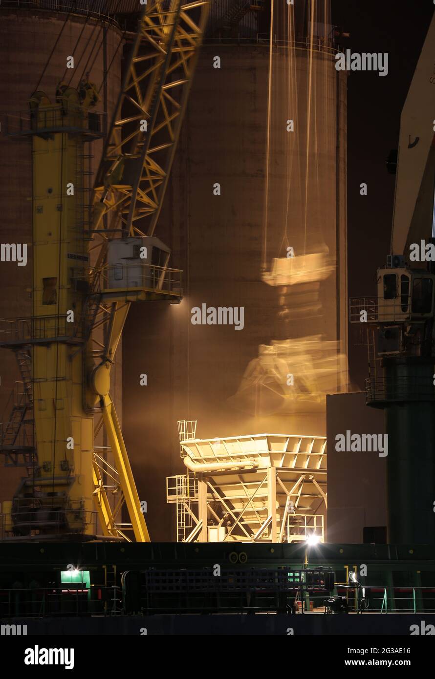 Immagini di Porto Marghera a Venezia con varie vedute dell'area industriale e dello scarico delle merci dalle navi Foto Stock