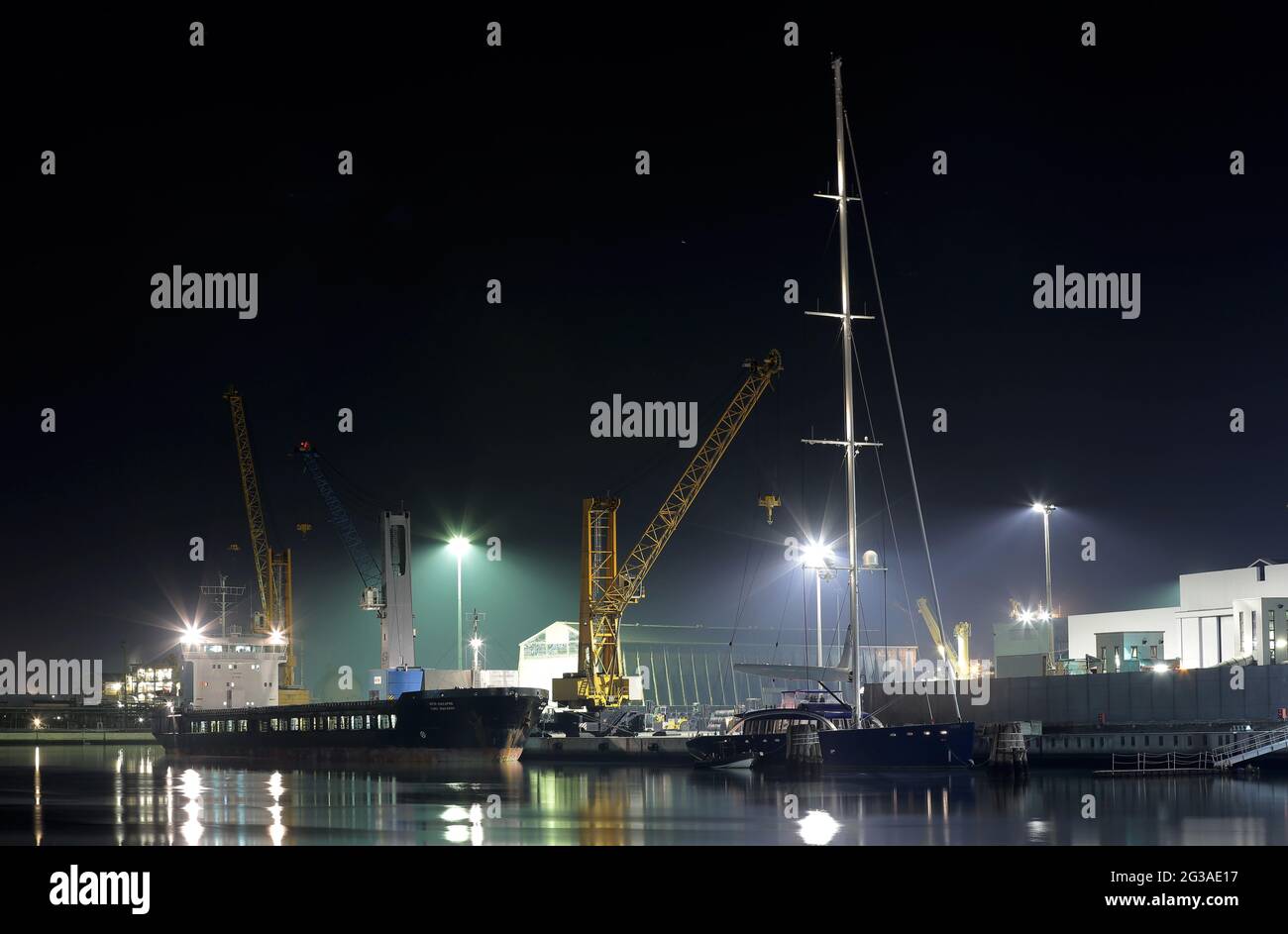 Immagini di Porto Marghera a Venezia con varie vedute dell'area industriale e dello scarico delle merci dalle navi Foto Stock