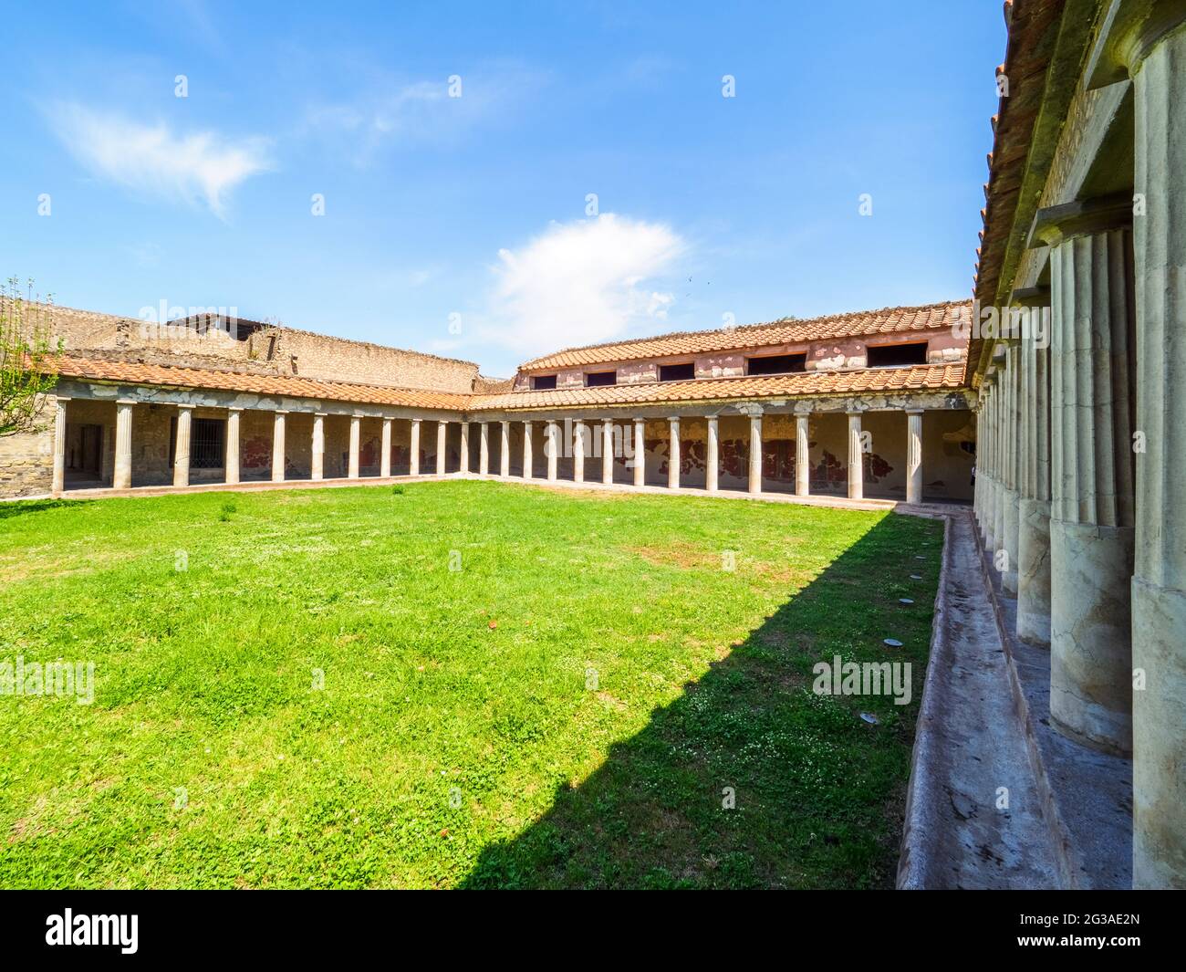 Peristilio (cortile aperto o giardino circondato da un colonnato) - Oplontis conosciuta come Villa Poppea in Torre Annunziata - Napoli, Italia Foto Stock