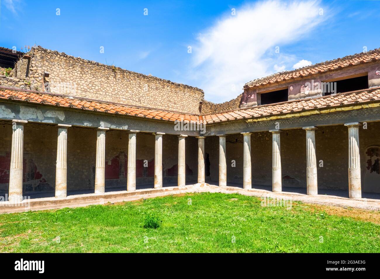 Peristilio (cortile aperto o giardino circondato da un colonnato) - Oplontis conosciuta come Villa Poppea in Torre Annunziata - Napoli, Italia Foto Stock