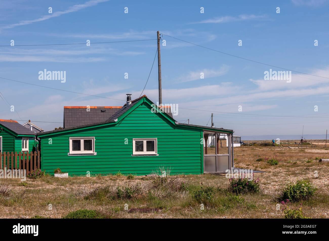 Cottage in legno dipinto di verde sulla Dungeness Estate, Romney Marsh, Kent, Inghilterra, Regno Unito. Foto Stock