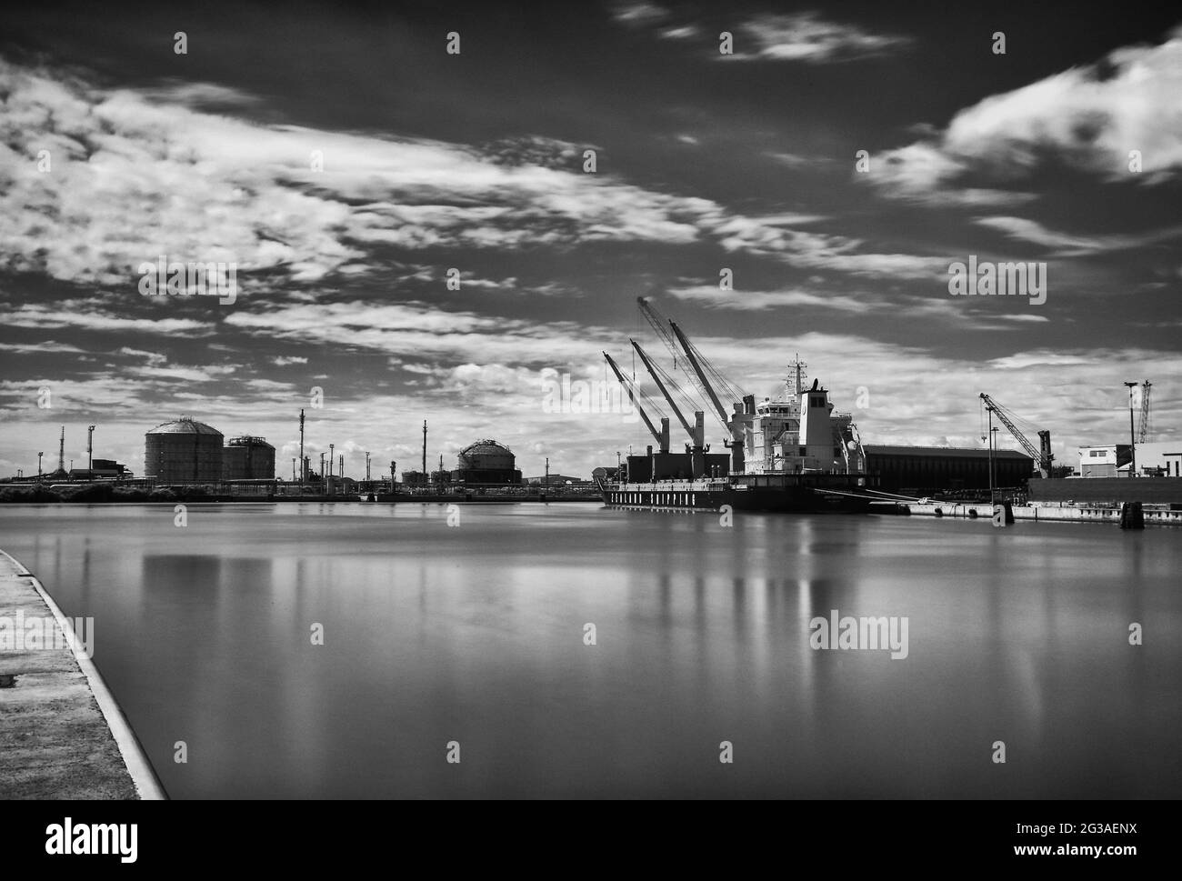 Immagini di Porto Marghera a Venezia con varie vedute dell'area industriale e dello scarico delle merci dalle navi Foto Stock