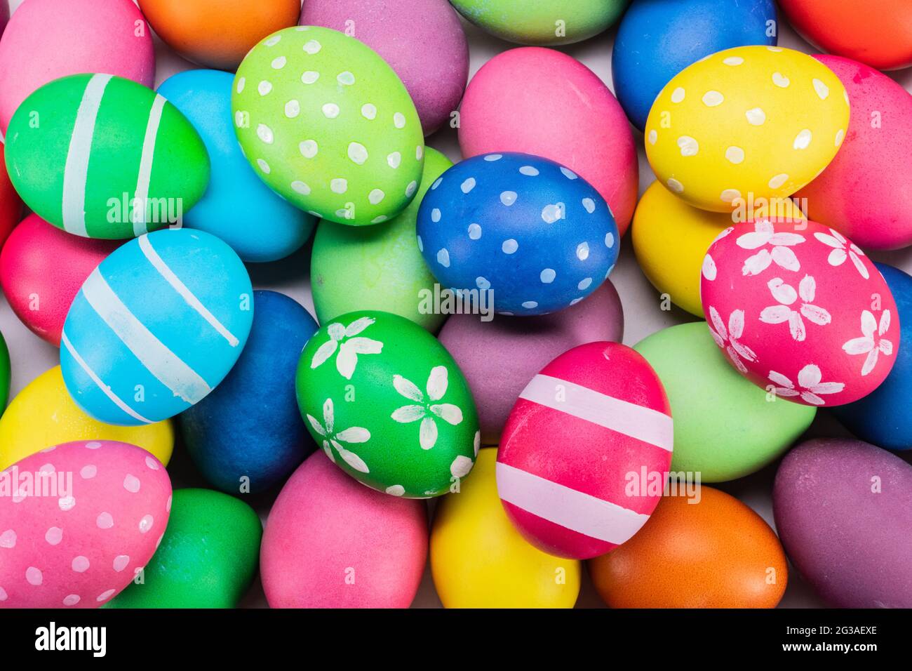 Bellissimo sfondo di molte colorate uova di pasqua vista dall'alto Foto Stock
