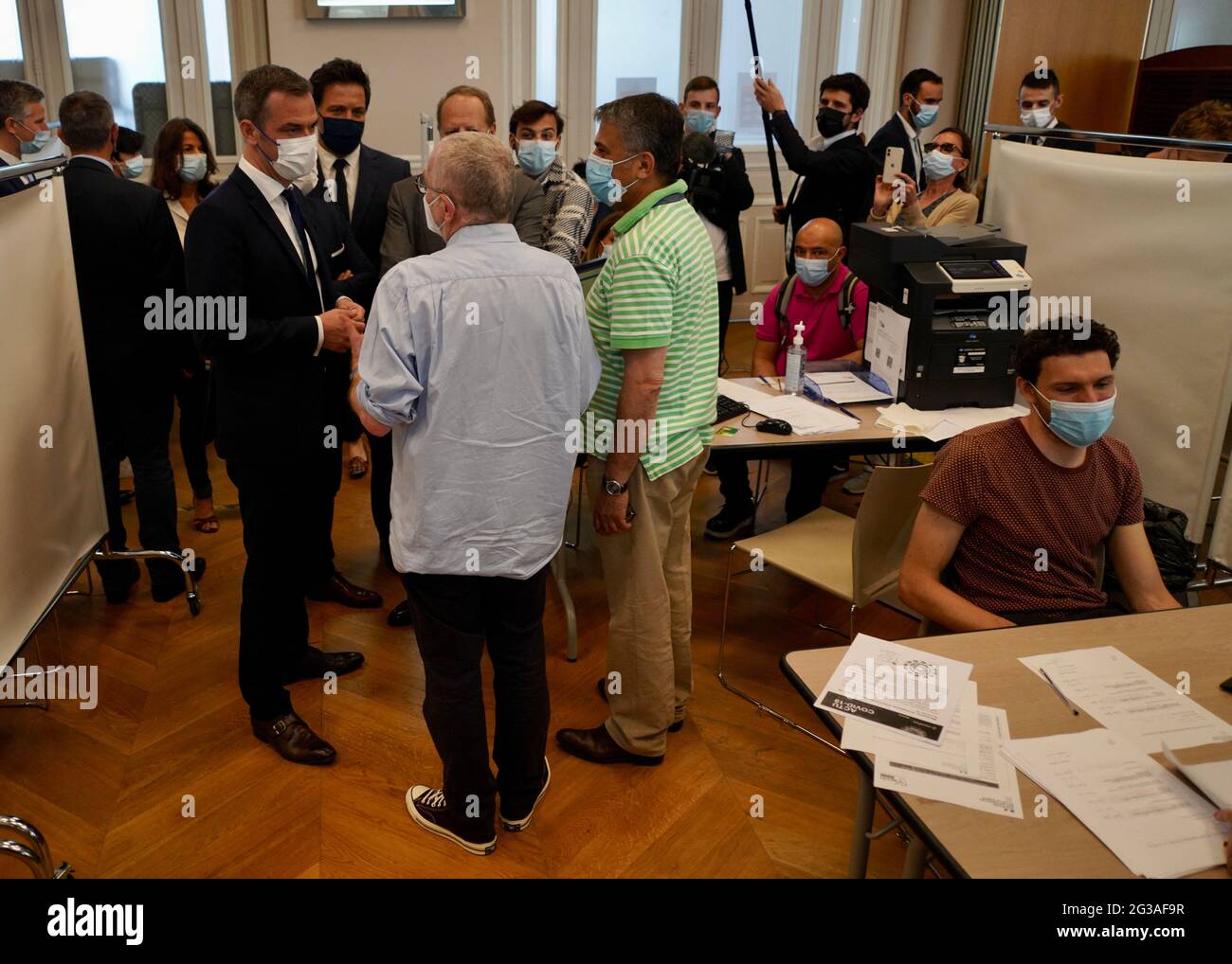 Olivier Veran, Ministro della solidarietà e della salute e Adrien Taquet, Segretario di Stato per i bambini e le famiglie visitano il centro di vaccinazione del municipio del 15 ° arrondissement per l'apertura della vaccinazione per i bambini di 12-17 anni il 15 giugno 2021 a Parigi, Francia. Foto di Francis Petit/ABACAPRESS.COM Foto Stock