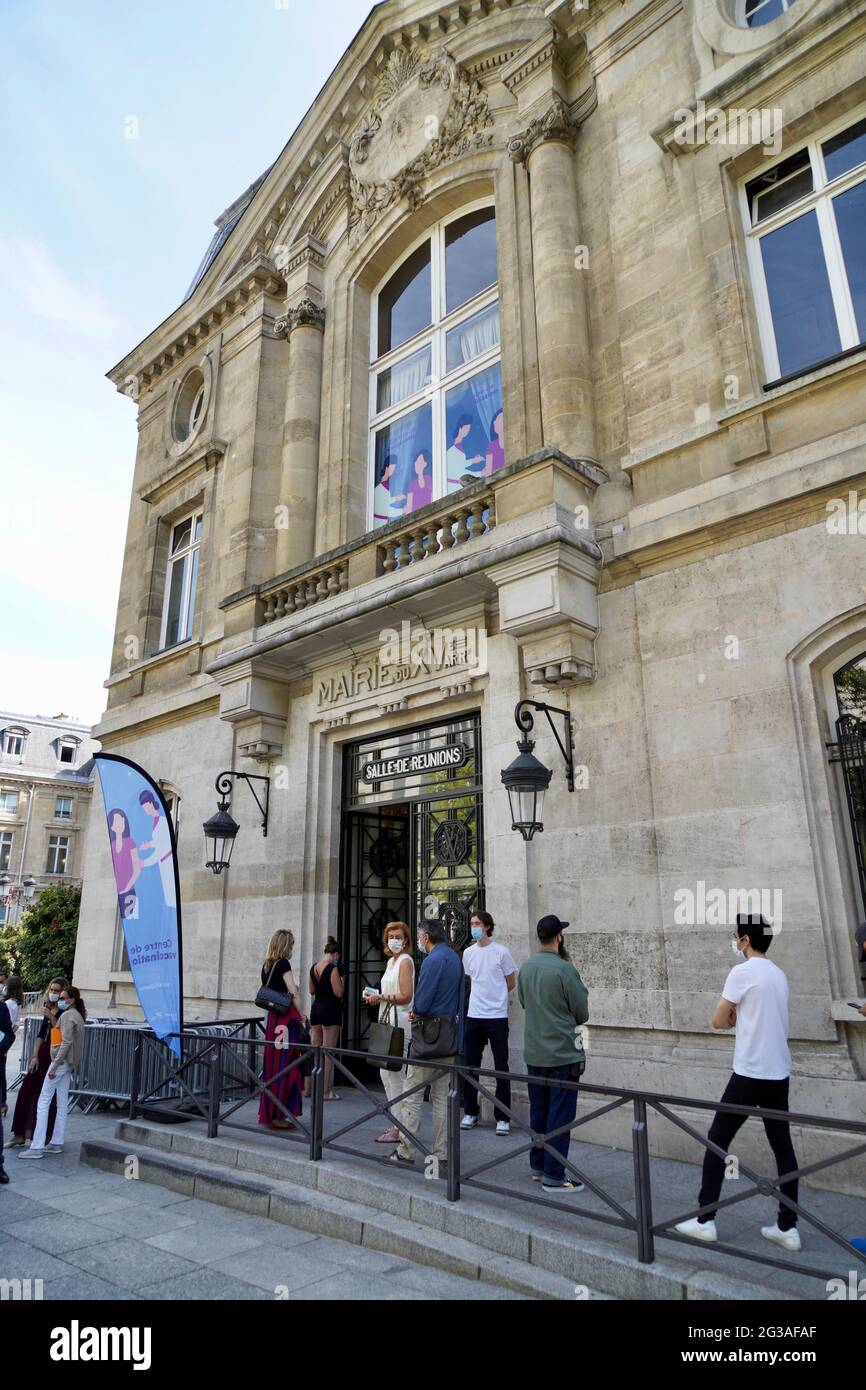 Olivier Veran, Ministro della solidarietà e della salute e Adrien Taquet, Segretario di Stato per i bambini e le famiglie visitano il centro di vaccinazione del municipio del 15 ° arrondissement per l'apertura della vaccinazione per i bambini di 12-17 anni il 15 giugno 2021 a Parigi, Francia. Foto di Francis Petit/ABACAPRESS.COM Foto Stock