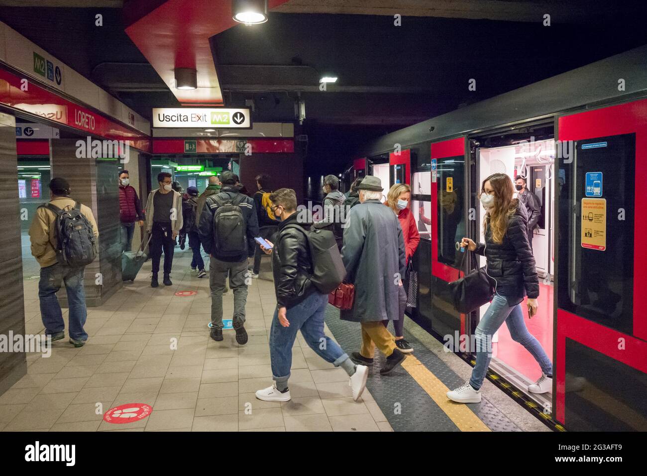 Milano. Metropolitana affollata persone muoversi con i mezzi pubblici COVID restrizioni (Milano - 2021-04-22, CARLO COZZOLI) p.s. la foto e' utilizzabile nel ris Foto Stock