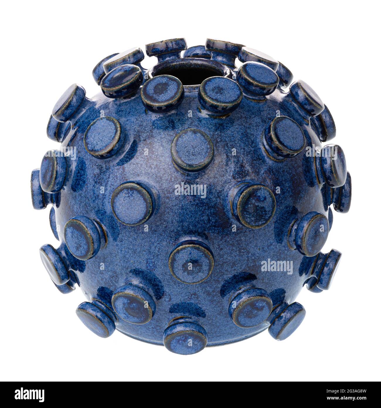 Coronavase. Vaso ispirato al coronavirus progettato e realizzato dall'artista Lee Cartledge di Bentham Pottery, Regno Unito. Copyright delle foto www.baileycooper.co.uk Foto Stock