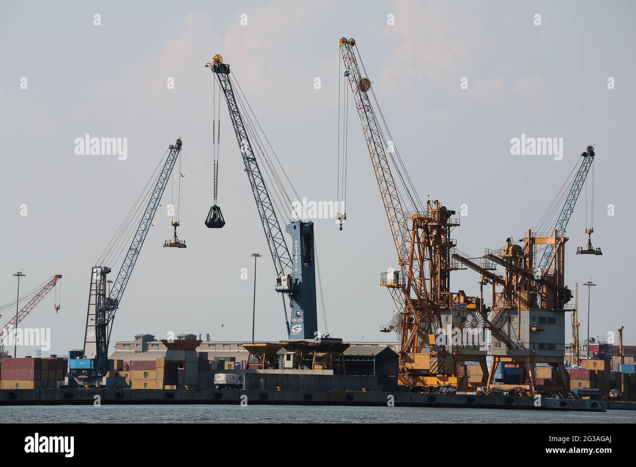 Immagini di Porto Marghera a Venezia con varie vedute dell'area industriale e dello scarico delle merci dalle navi Foto Stock