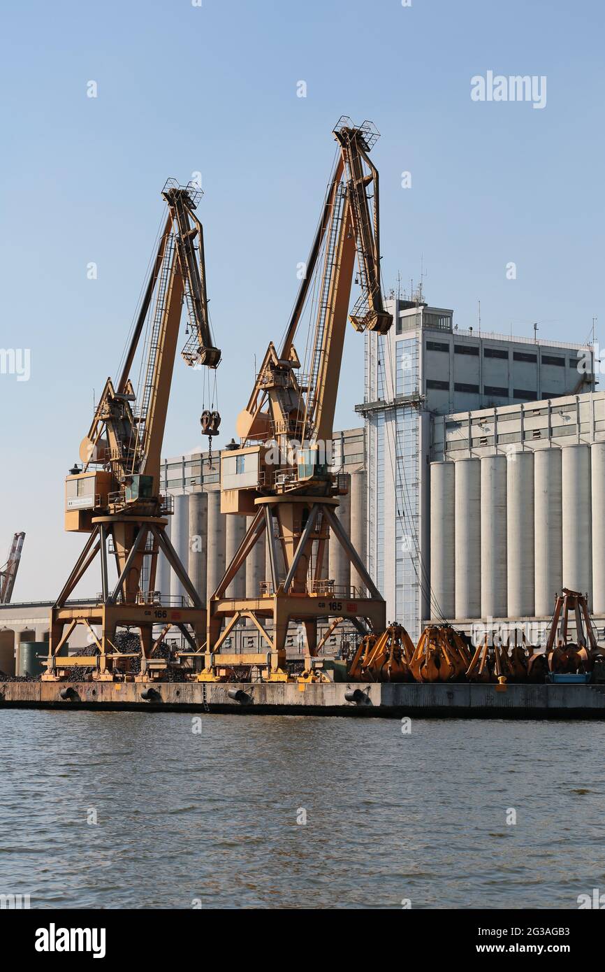 Immagini di Porto Marghera a Venezia con varie vedute dell'area industriale e dello scarico delle merci dalle navi Foto Stock