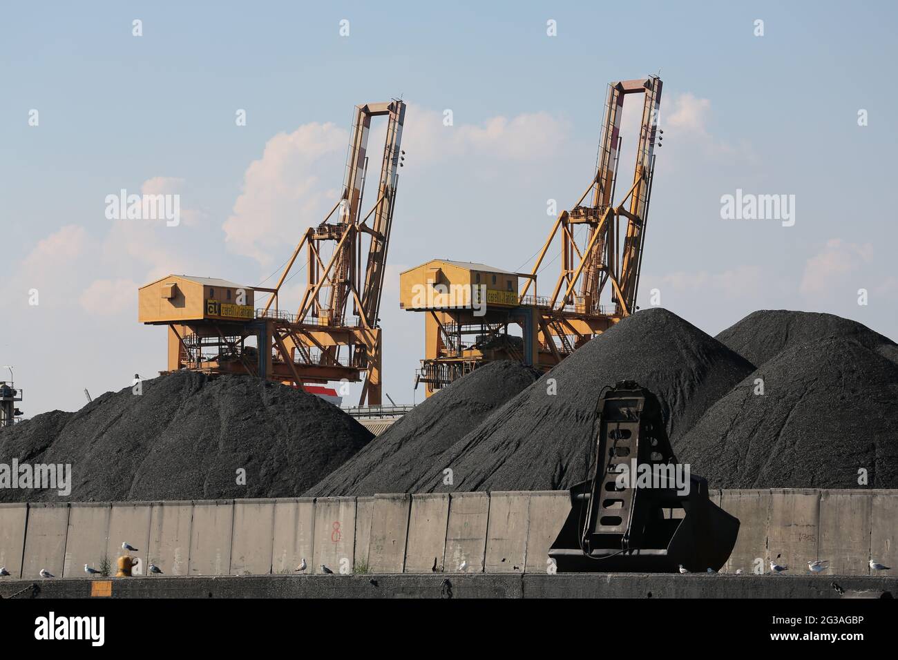 Immagini di Porto Marghera a Venezia con varie vedute dell'area industriale e dello scarico delle merci dalle navi Foto Stock