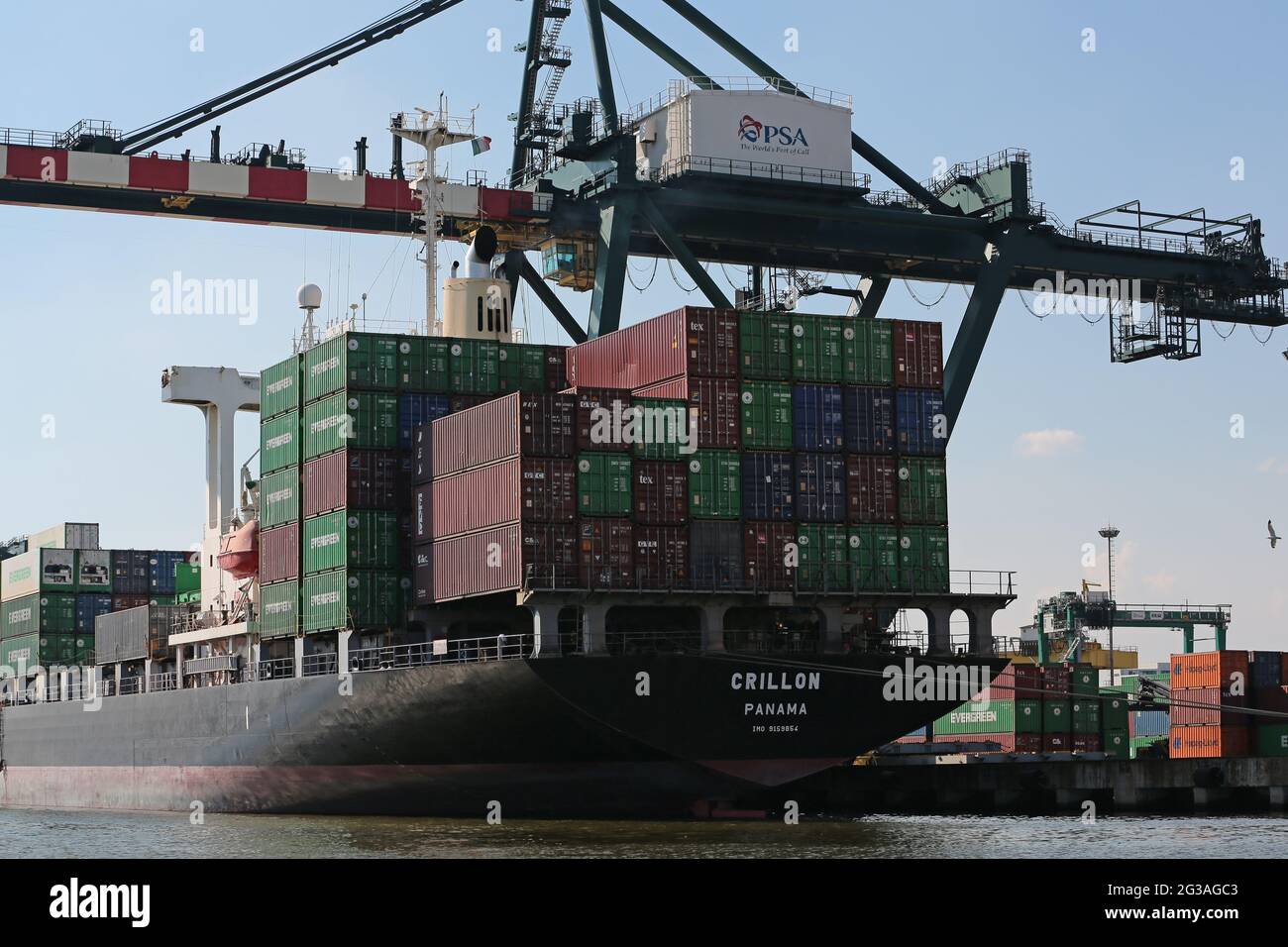Immagini di Porto Marghera a Venezia con varie vedute dell'area industriale e dello scarico delle merci dalle navi Foto Stock