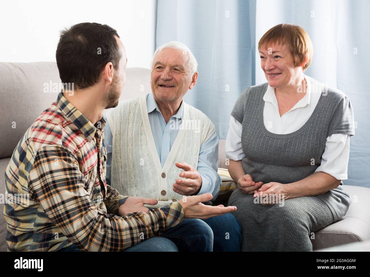 Nonni e nipoti parlano Foto Stock