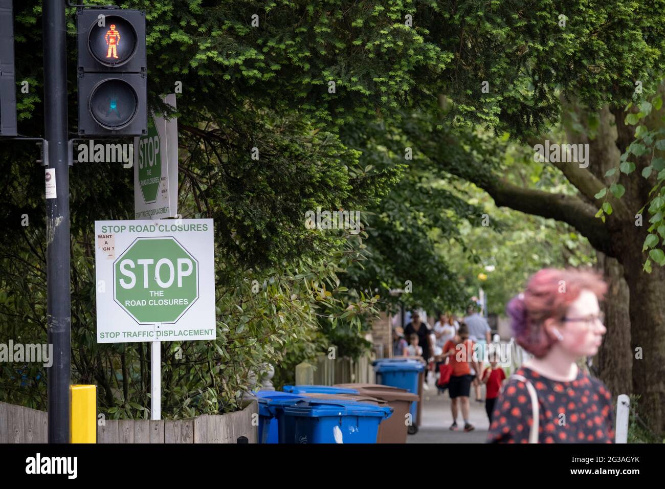 Cartelli che esprimono la sensazione dei residenti contro la chiusura delle strade locali, dove le restrizioni durante le ore di punta del mattino e del pomeriggio, impediscono al traffico di attraversare il Villaggio di Dulwich, il 14 giugno 2021, a Londra, Inghilterra. Foto Stock
