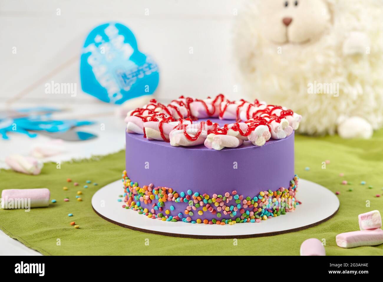 Torta lilla festosa con marshmallows e bacca Foto Stock