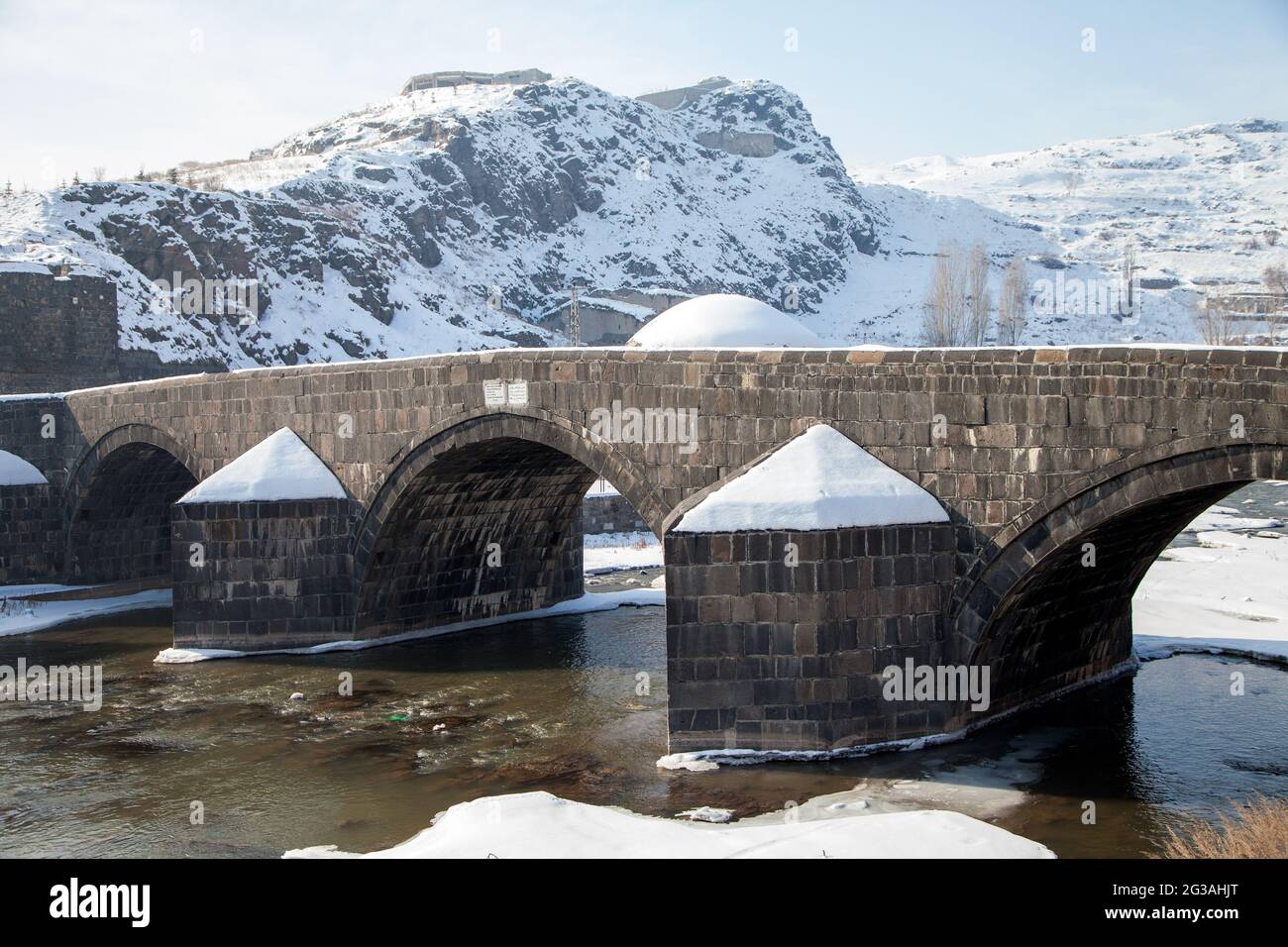 Kars, Turchia - 01/22/2016: Questo storico ponte in pietra costruito dal Rulero Ottomano Murat III nel 1579 crollò a causa dell'alluvione e ricostruito da Kara Foto Stock