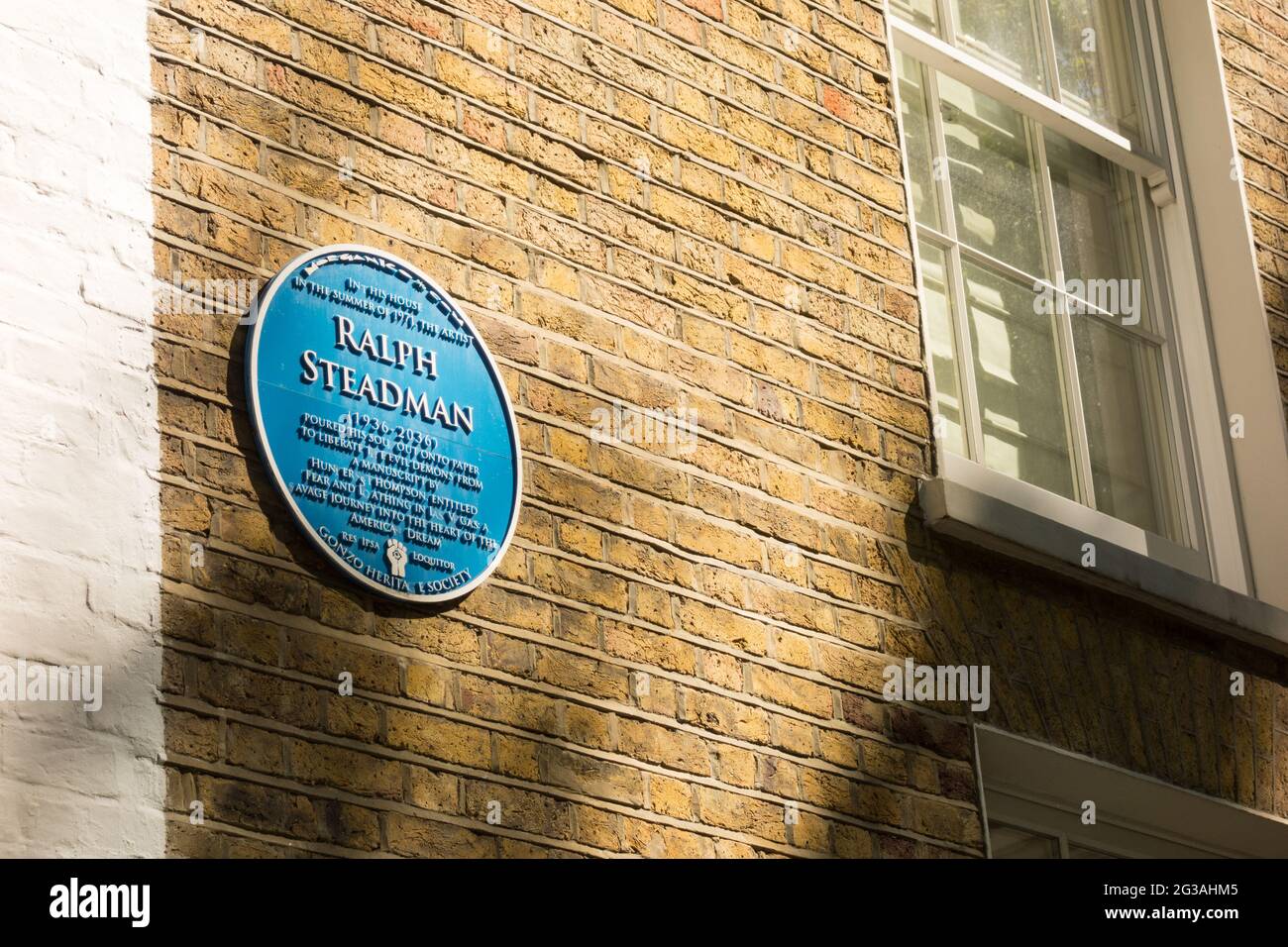 Una targa blu della GONZO Heritage Society a Ralph Steadman fuori dalla sua ex casa su New Kings Road, Londra, SW6, Inghilterra, Regno Unito Foto Stock
