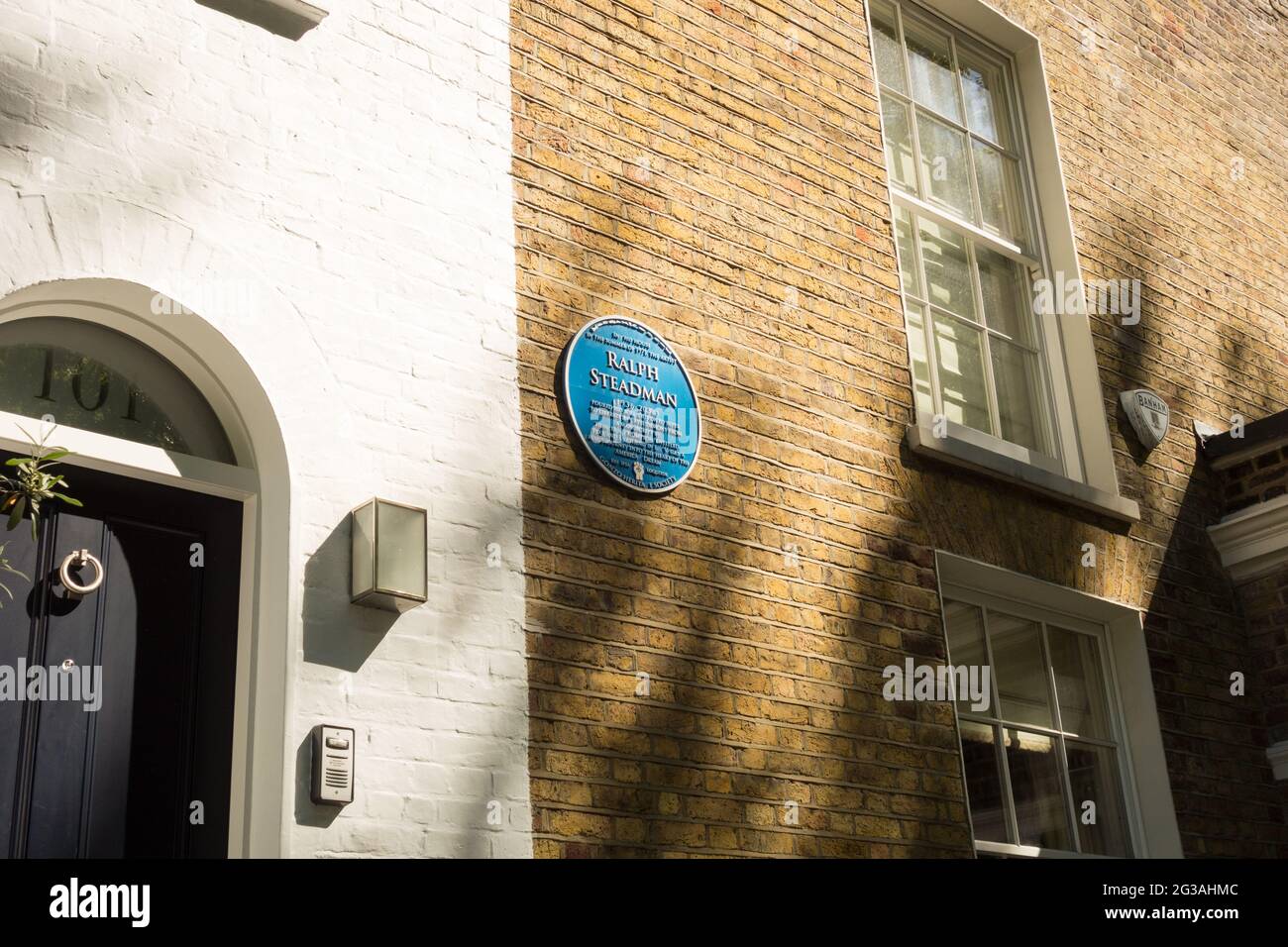 Una targa blu della GONZO Heritage Society a Ralph Steadman fuori dalla sua ex casa su New Kings Road, Londra, SW6, Inghilterra, Regno Unito Foto Stock