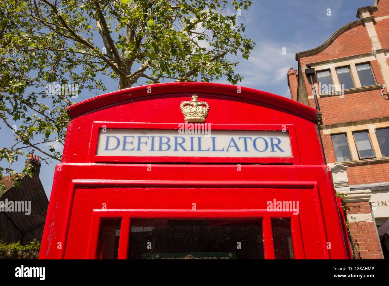 Primo piano della segnaletica su un defibrillatore ad accesso pubblico conservato in una scatola del telefono di Londra riutilizzata Foto Stock