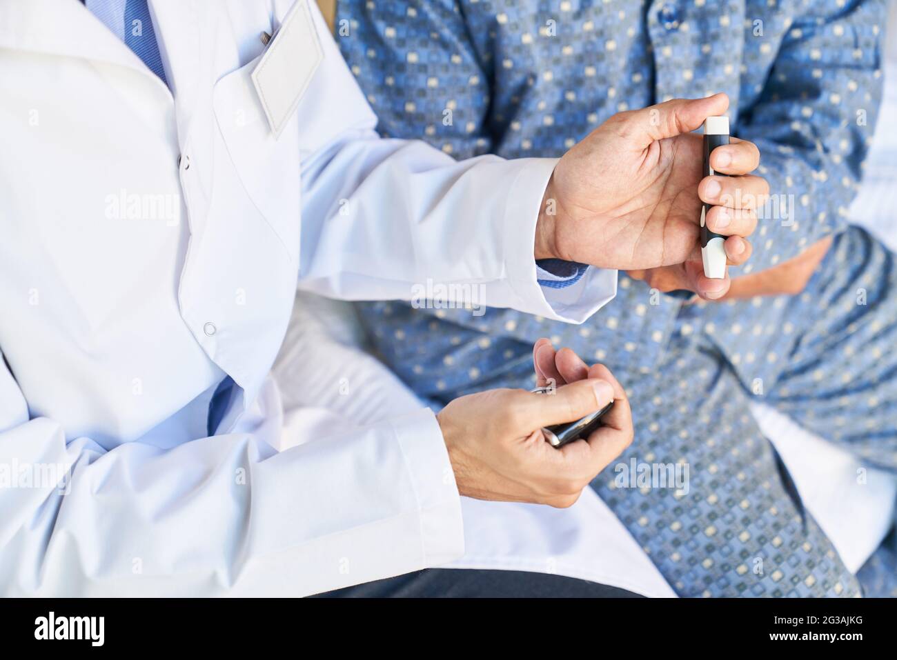 I medici o gli infermieri misurano la glicemia come una routine nelle cure anziane o nell'assistenza infermieristica Foto Stock