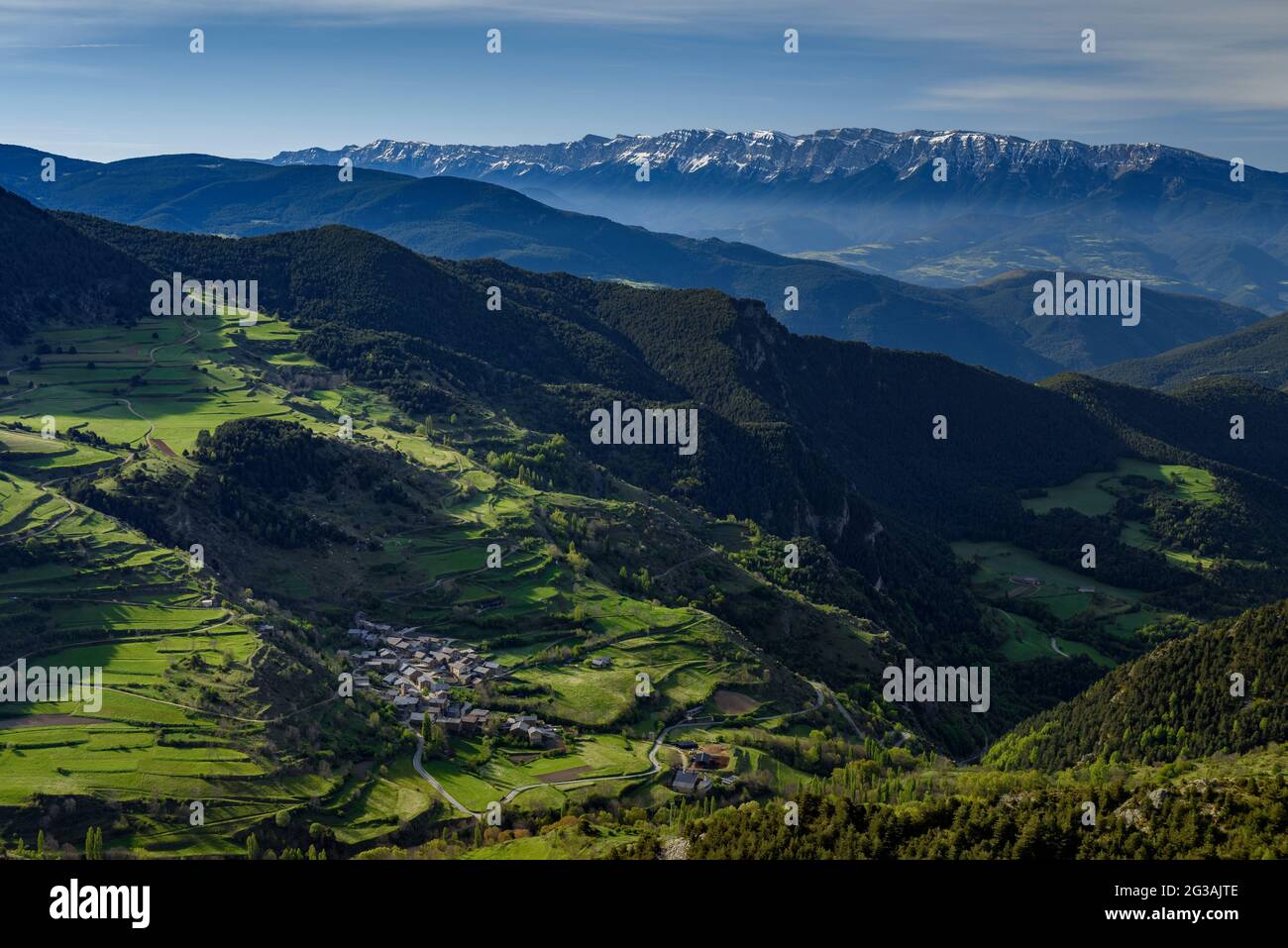 Villaggio di Civís visto dal punto di vista del col d'Ares. Sullo sfondo, la catena montuosa della Serra de Cadi (Catalogna, Spagna, Pirenei) Foto Stock