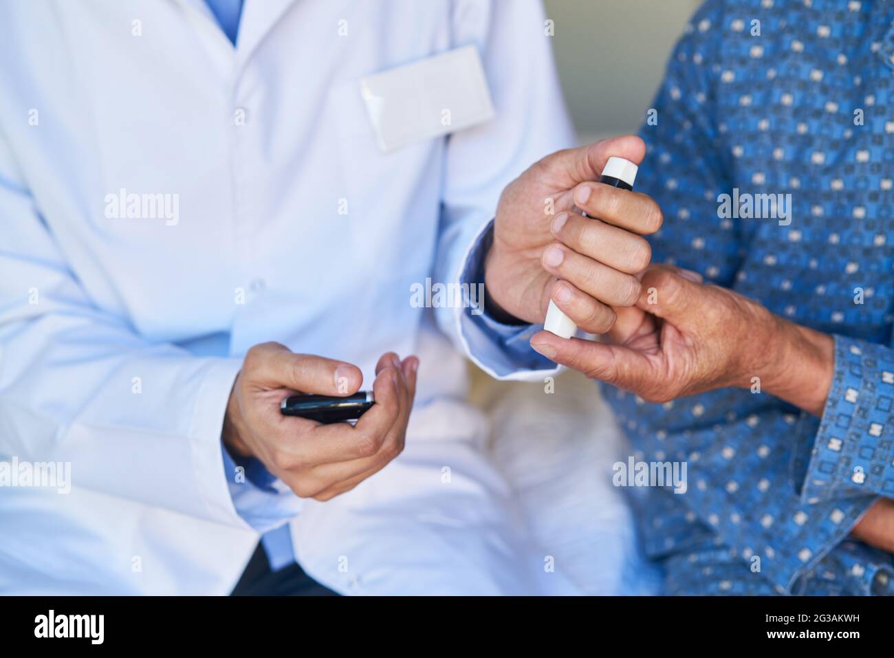 La lancetta viene utilizzata per prelevare il sangue dal dito del paziente per la misurazione della glicemia Foto Stock