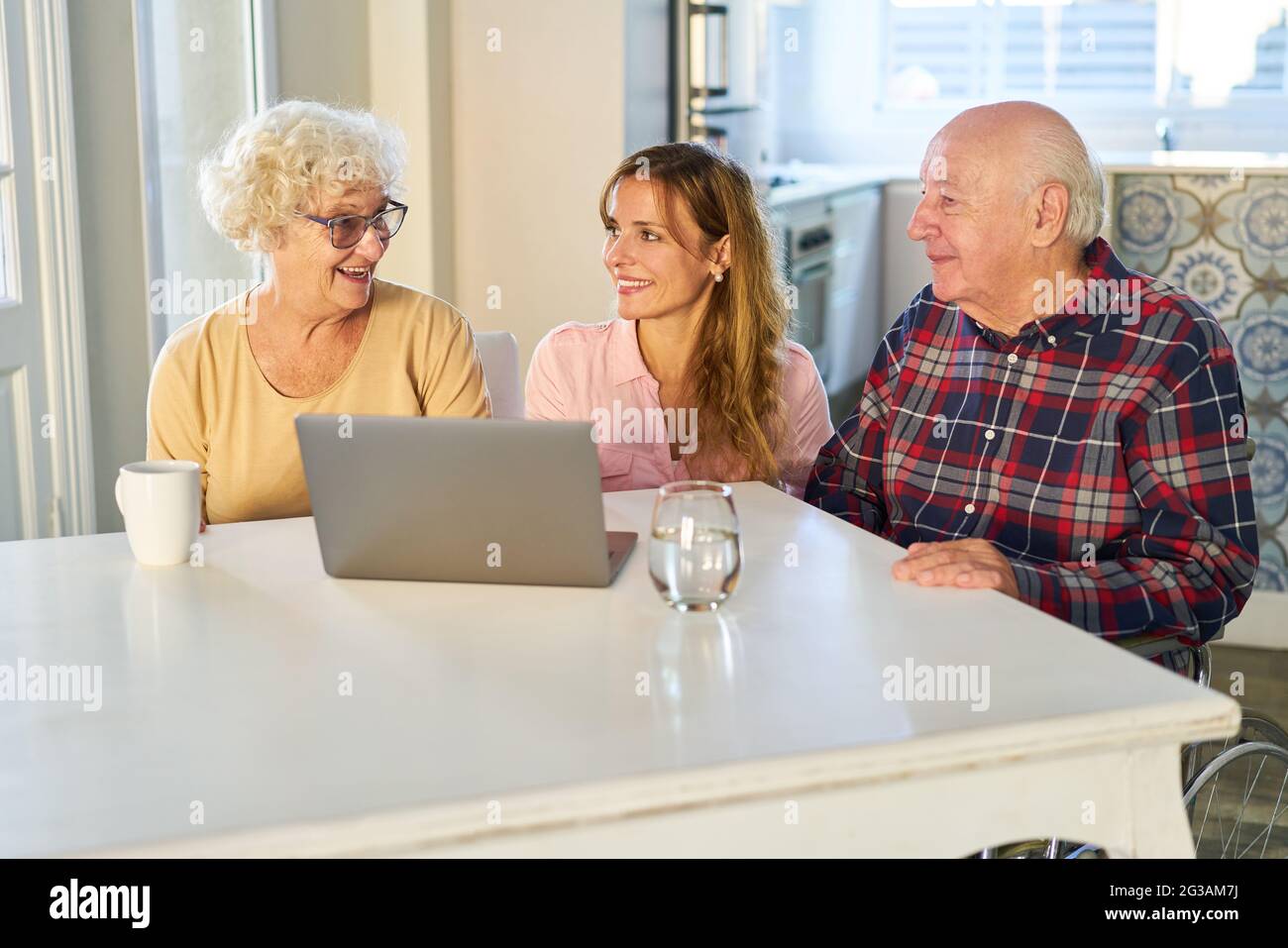 I genitori anziani e i figli sul computer portatile in attesa della videochiamata di famiglia insieme Foto Stock