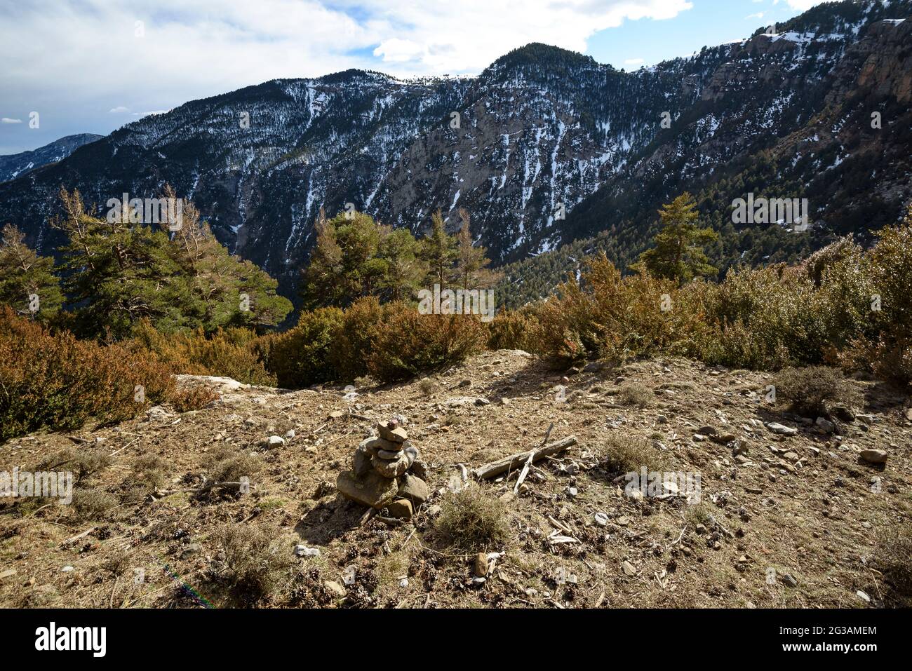Percorso lungo l'Esquerda del Corralet verso la valle del Cabó (catena montuosa di Boumort, Catalogna, Spagna, Pirenei) Foto Stock