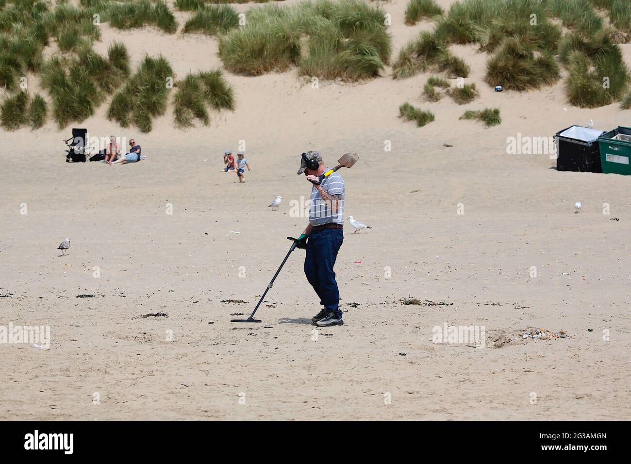 Campanatura, Sussex orientale, Regno Unito. 15 Giu 2021. UK Meteo: Un'altra giornata calda e soleggiata con una leggera brezza sulle spiagge sabbiose di Camber Sands nel Sussex orientale. Un detettorista di metallo spazza la spiaggia dopo che le masse del fine settimana sono andate a casa. Photo Credit: Paul Lawrenson /Alamy Live News Foto Stock