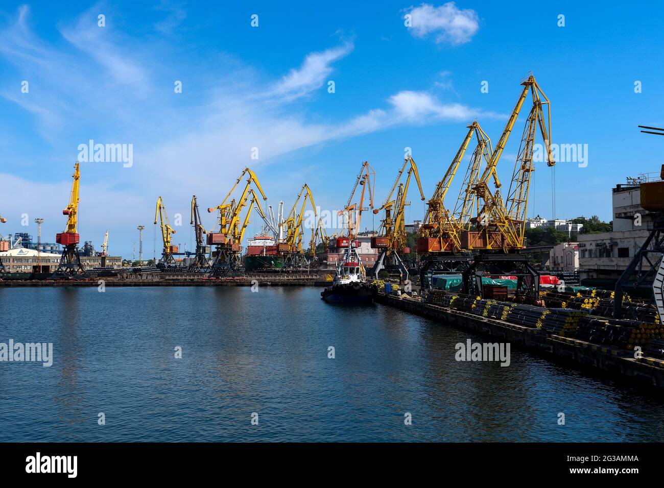 Porto commerciale di Odessa, Ucraina. Giugno 2021. Trasporto marittimo, gru a container. Nave del contenitore nel terminal portuale. Foto Stock