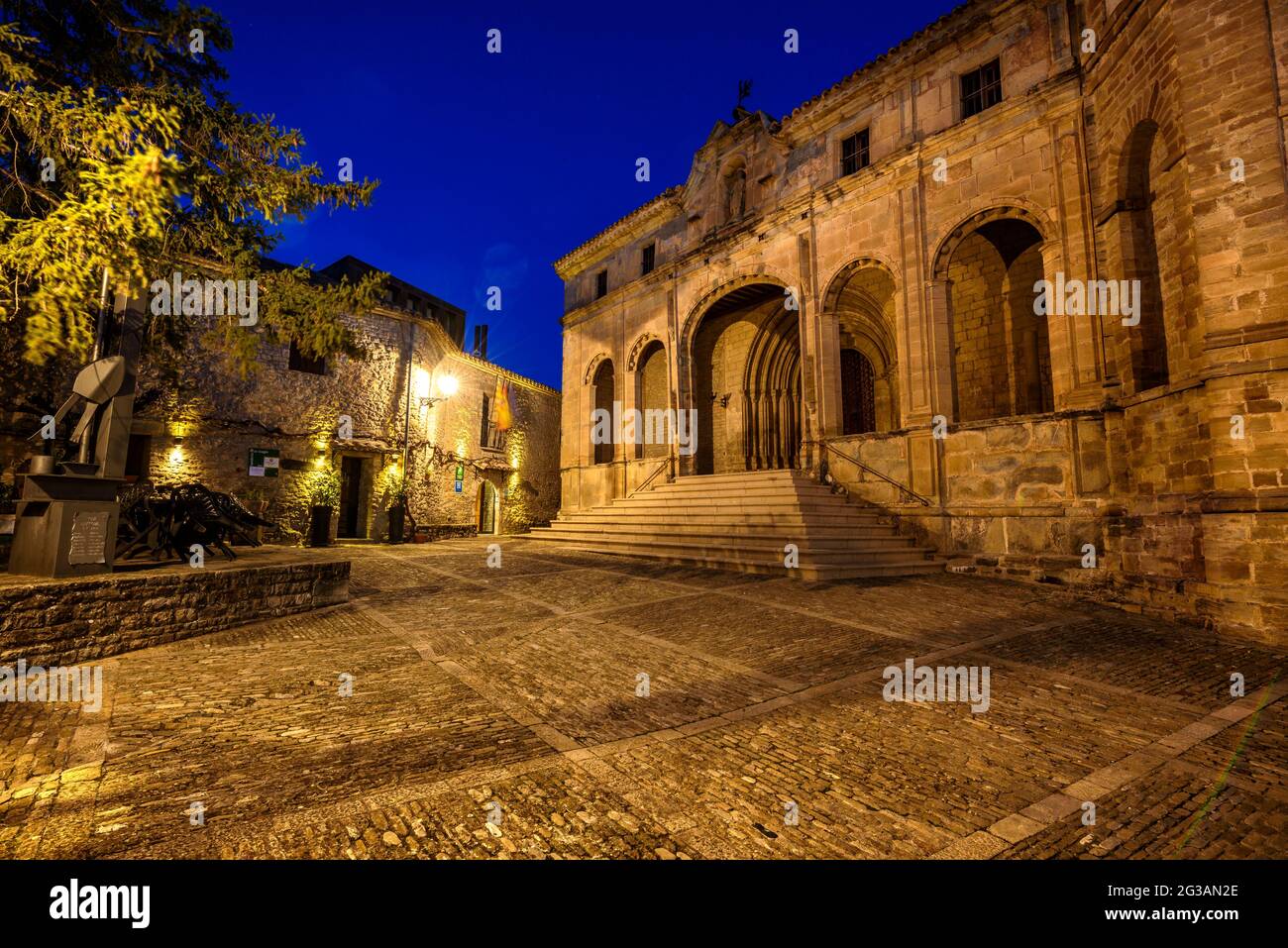 Strade della città di Roda de Isábena nell'ora blu e di notte (Ribagorza, Aragon, Spagna) ESP: Calles de la villa de Roda de Isábena al amanecer Foto Stock