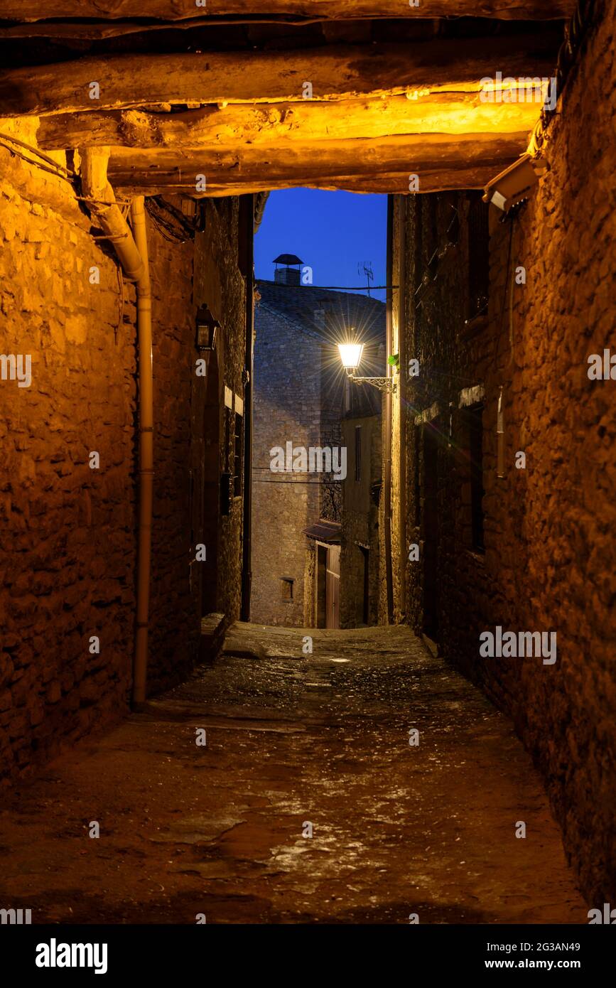 Strade della città di Roda de Isábena nell'ora blu e di notte (Ribagorza, Aragon, Spagna) ESP: Calles de la villa de Roda de Isábena al amanecer Foto Stock