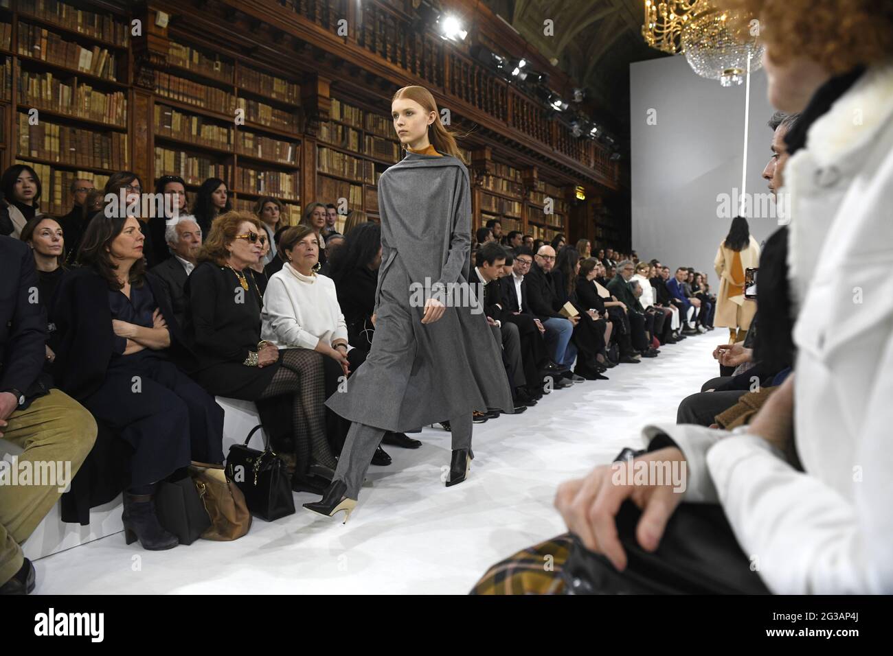 Passerella dei modelli, durante la sfilata di moda autunno/inverno di Giada, all'interno della biblioteca Braidense della Pinacoteca di Brera, a Milano. Foto Stock