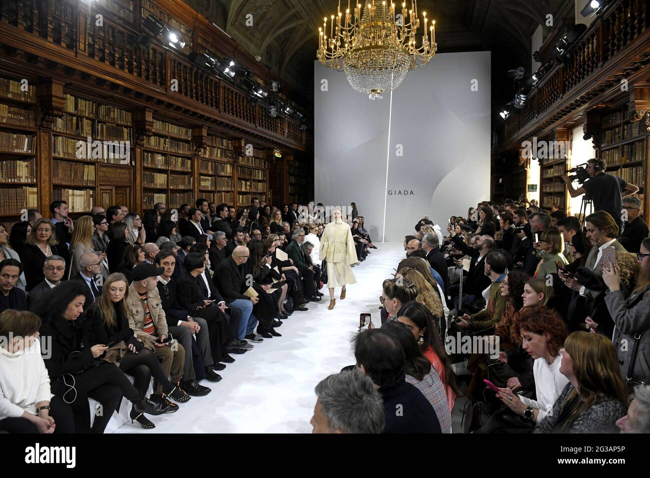 Passerella dei modelli, durante la sfilata di moda autunno/inverno di Giada, all'interno della biblioteca Braidense della Pinacoteca di Brera, a Milano. Foto Stock