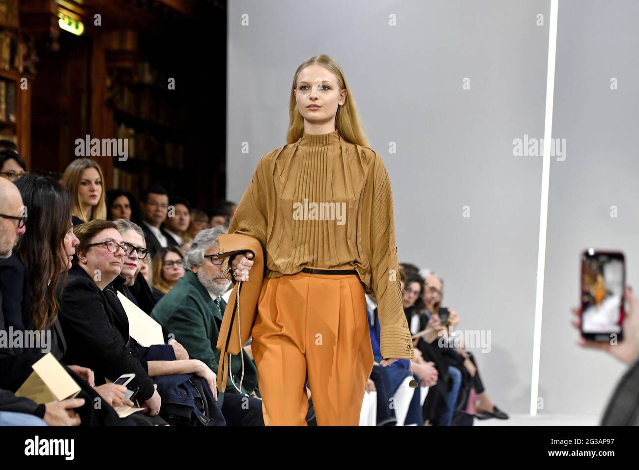 Passerella dei modelli, durante la sfilata di moda autunno/inverno di Giada, all'interno della biblioteca Braidense della Pinacoteca di Brera, a Milano. Foto Stock