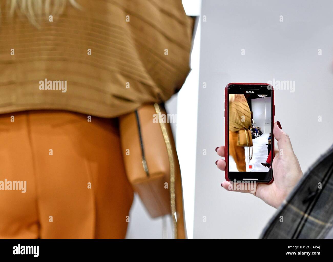 Passerella dei modelli per la ripresa di smartphone, durante la sfilata di moda autunno/inverno di Giada, all'interno della biblioteca Braidense della Pinacoteca di Brera, a Milano. Foto Stock