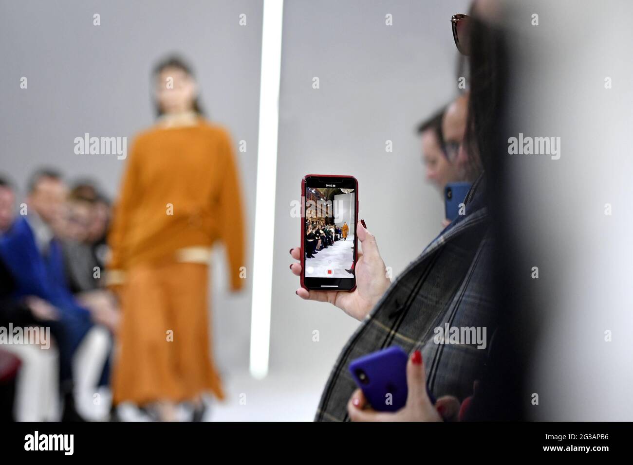 Passerella dei modelli per la ripresa di smartphone, durante la sfilata di moda autunno/inverno di Giada, all'interno della biblioteca Braidense della Pinacoteca di Brera, a Milano. Foto Stock
