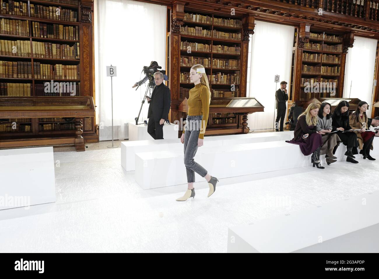 Passerella dei modelli, durante la sfilata di moda autunno/inverno di Giada, all'interno della biblioteca Braidense della Pinacoteca di Brera, a Milano. Foto Stock