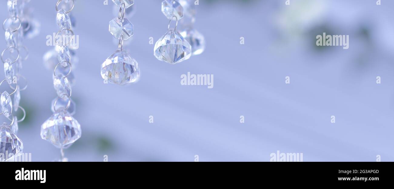 Lampadario di cristallo. Grandi cristalli classici. Foto ad angolo basso di un grande bel lampadario di lusso in cristallo. Con bling bling riflesso brillante. Foto Stock