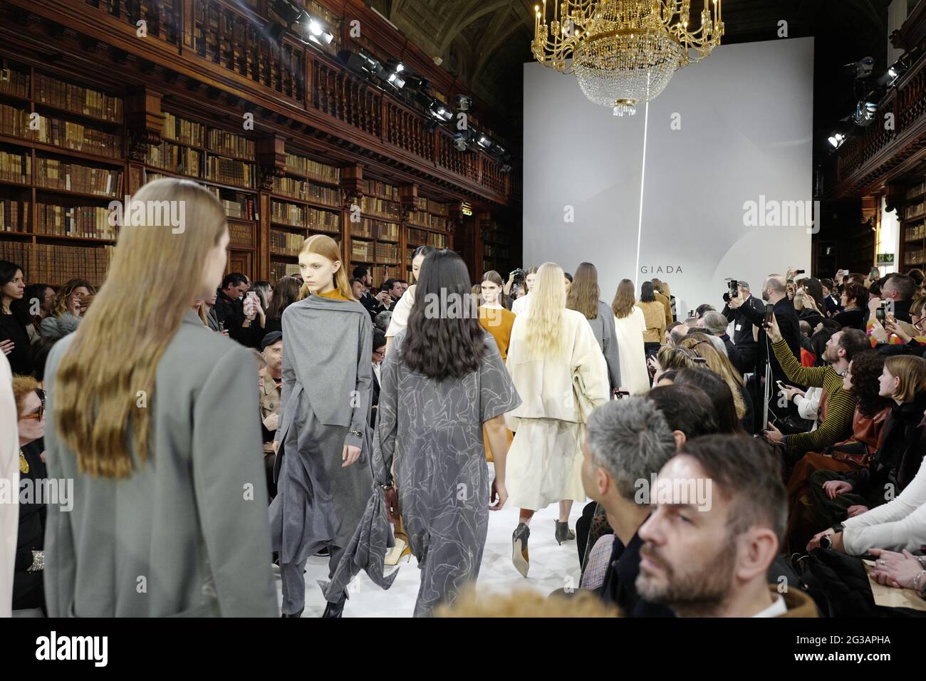 Passerella dei modelli, durante la sfilata di moda autunno/inverno di Giada, all'interno della biblioteca Braidense della Pinacoteca di Brera, a Milano. Foto Stock